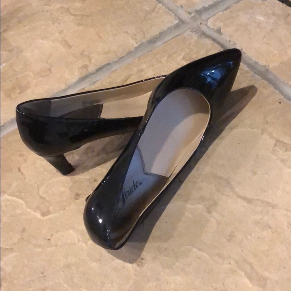 Black pumps